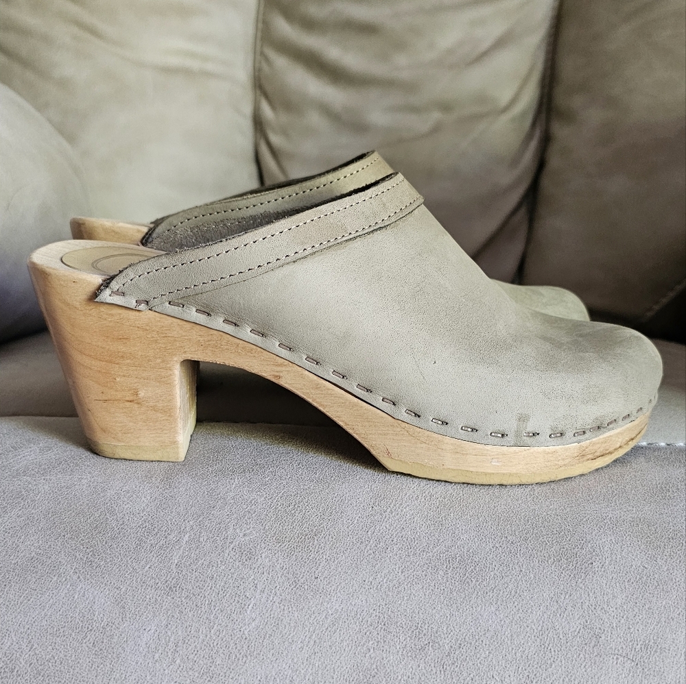 No. 6 Gray Leather Mules with Wooden Heel